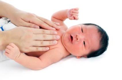 Nekoliko savjeta o tome što učiniti ako trbuščić ima bol u novorođenčadi