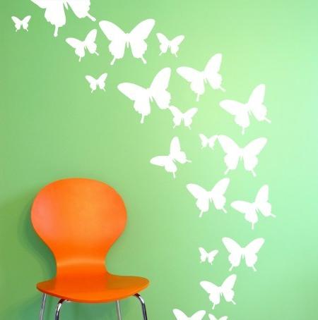 Šarmantan matrica leptira na zidu s vlastitim rukama